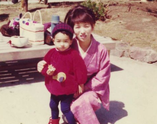 YOSHIKIの幼少期と母親の画像